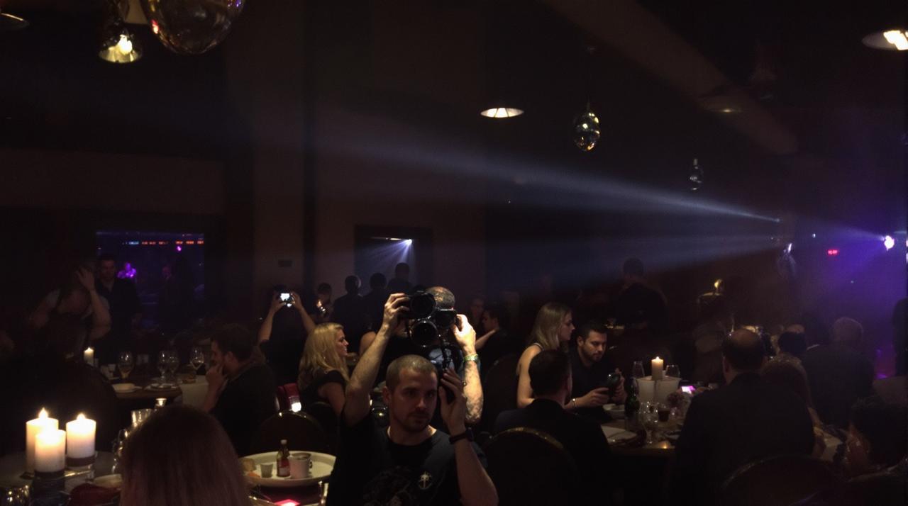 某顶流明星深夜被拍与神秘人密会，经纪公司紧急回应！